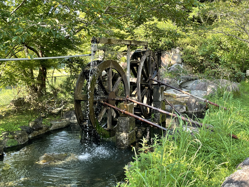 フォト] 昔ながらの水車 ～夏はやっぱり水が涼しげ 風情ある水車で心も爽やか～ - かのやファン倶楽部